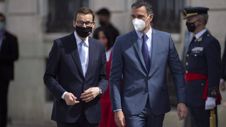 El primer ministro de la República de Polonia, Mateusz Morawiecki (i), recibe al presidente del Gobierno, Pedro Sánchez, a su llegada a la XIII Cumbre hispano-polaca, a 31 de mayo de 2021, en Alcalá de Henares, Madrid (España). | Alberto Ortega - Europa Press ep el primer ministro de la republica de polonia mateusz morawiecki i recibe al presidente del