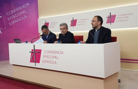 ep el secretario general de los obispos luis arguello en el centro informa sobre las conclusiones de