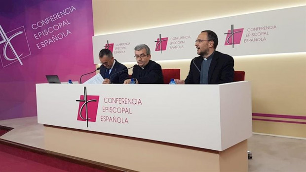 ep el secretario general de los obispos luis arguello en el centro informa sobre las conclusiones de