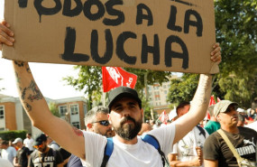 ep empleados de navantia protestan frente a la asamblea de murcia mientras tiene lugar el debate del