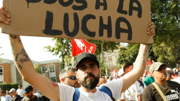 ep empleados de navantia protestan frente a la asamblea de murcia mientras tiene lugar el debate del
