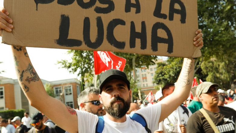 ep empleados de navantia protestan frente a la asamblea de murcia mientras tiene lugar el debate del