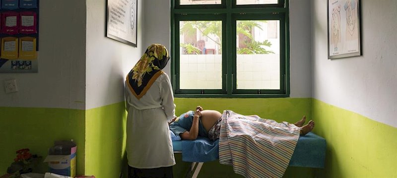 En Ambon, Indonesia, una mujer embarazada recibe servicios médicos. | UNICEF ep en ambon indonesia una mujer embarazada recibe servicios medicos