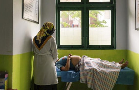 ep en ambon indonesia una mujer embarazada recibe servicios medicos