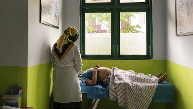 ep en ambon indonesia una mujer embarazada recibe servicios medicos