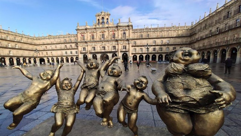 Escultura de Xu Hongfei en la Plaza Mayor de Salamanca. | EUROPA PRESS - Archivo ep escultura de xu hongfei en la plaza mayor de salamanca