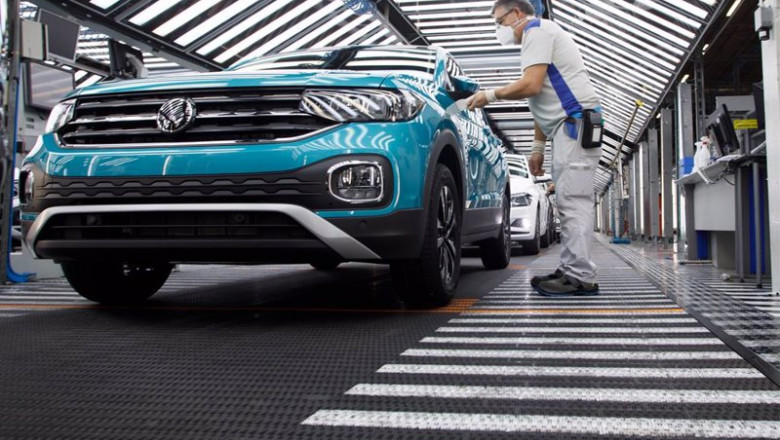 Félix Mañeru, trabajando sobre los transportadores de banda completa que han supuesto para él “una mejora del 100%”. | VOLKSWAGEN NAVARRA ep felix maneru trabajando sobre los transportadores de banda completa que han supuesto para el una