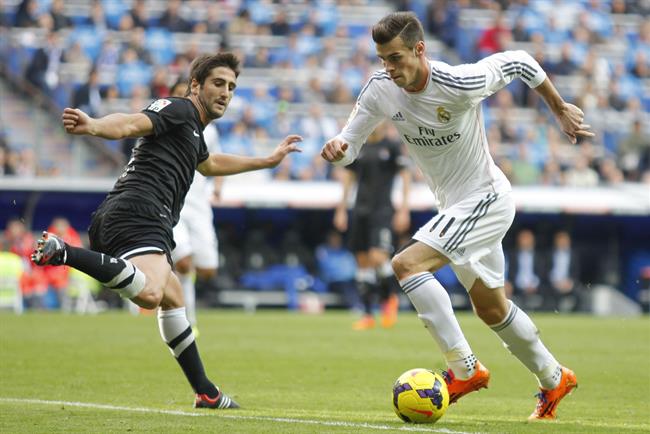 Gareth Bale desborda a Markel Bergara. | ANGEL RIVAS ep gareth bale desbordamarkel bergara