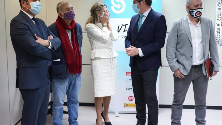 (I-D) El presidente de CEOE, Antonio Garamendi; el líder de UGT, Pepe Álvarez; la ministra de Trabajo, Yolanda Díaz; el presidente de Cepyme, Gerardo Cuevas; y el líder de CCOO, Unai Sordo, conversan durante el acto de firma del VI Acuerdo de Solución Aut | Marta Fernández Jara - Europa Press - Archivo ep i-d el presidente de ceoe antonio garamendi el lider de ugt pepe alvarez la ministra de trabajo 20210207122903