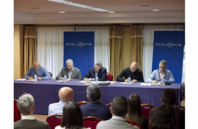 ep imagen de la firma del nuevo convenio de stellantis vigo