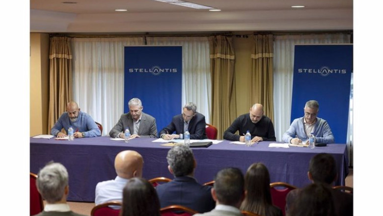 ep imagen de la firma del nuevo convenio de stellantis vigo