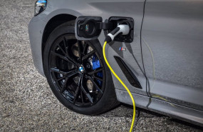 ep imagen de un coche electrificado cargandose