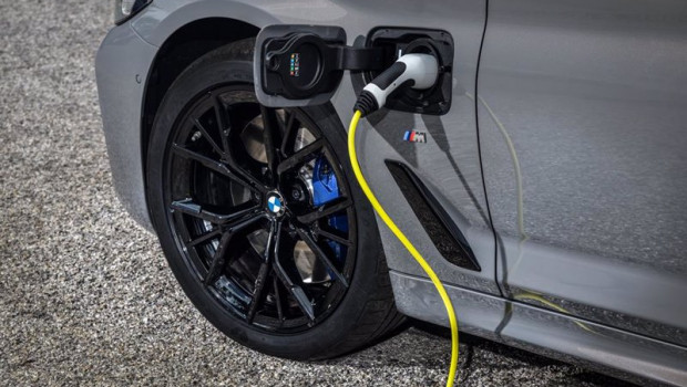 ep imagen de un coche electrificado cargandose