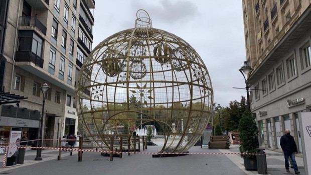 ep instalacion de la gran bola de navidad en la calle santiago de valladolid