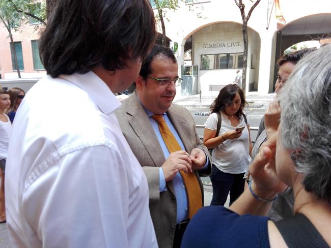 Joan Ignasi Elena atiende a los medios tras declarar (archivo) | Europa Press - Archivo ep joan ignasi elena atiendelos mediosdeclarar archivo