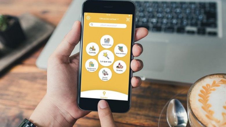 GLOVO - Archivo ep la app de glovo en una demostracion en un smartphone