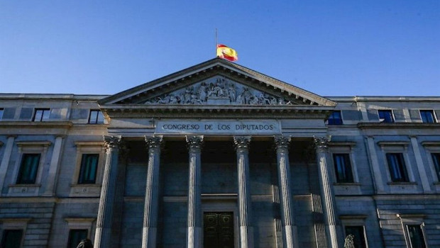 ep la bandera del congreso ondea a media asta por los fallecidos del coronavirus