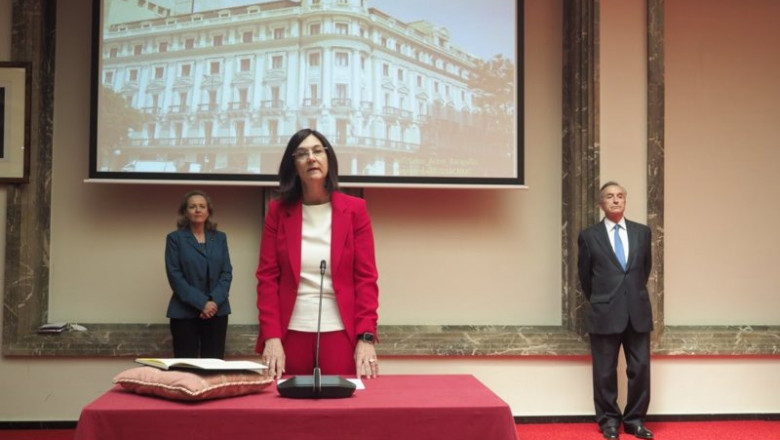 La presidenta de la CNMC, Cani Fernández, en su toma de posesión, con la vicepresidenta de Asuntos Económicos, Nadia Calviño, al fondo a la izquierda | CNMC - Archivo ep la presidenta de la cnmc cani fernandez en su toma de posesion con la vicepresidenta de asuntos