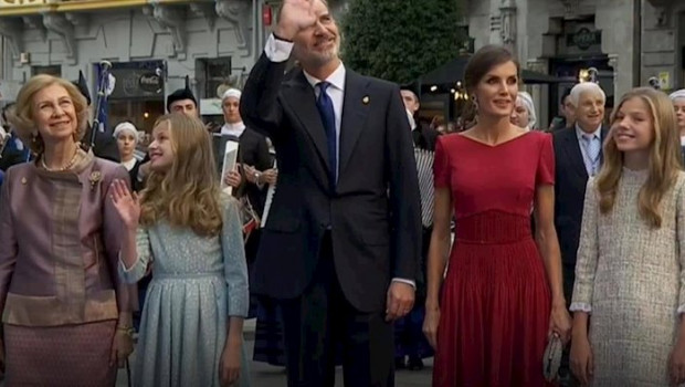 ep la reina sofia la princesa leonor el rey felipe vi la reina letizia y la infanta sofia a la
