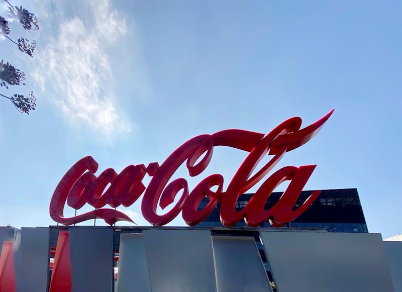 https://img4.s3wfg.com/web/img/images_uploaded/a/c/ep_logotipo_de_coca-cola_a_las_puertas_de_su_sede_en_madrid.jpg