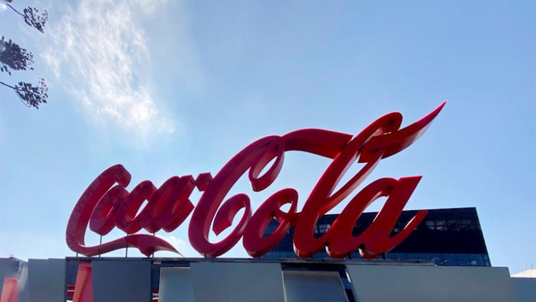 Logotipo de Coca-Cola a las puertas de su sede en Madrid. | Eduardo Parra - Europa Press - Archivo ep logotipo de coca-cola a las puertas de su sede en madrid