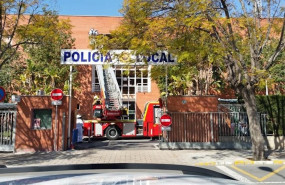 ep los bomberos retiran el panal de abejas de la fachada de la jefatura de policia local