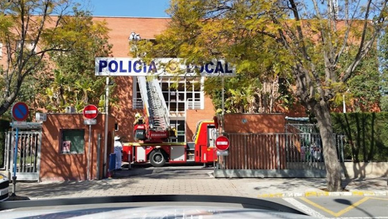 Los bomberos retiran el panal de abejas de la fachada de la jefatura de Policía Local. | AYTO ALICANTE ep los bomberos retiran el panal de abejas de la fachada de la jefatura de policia local