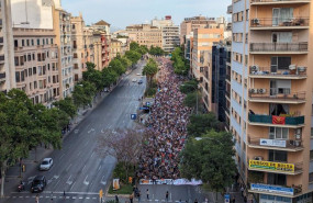 ep miles de personas se manifiestan en palma contra el turismo de masas y por el acceso a una