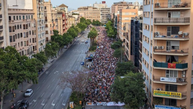 ep miles de personas se manifiestan en palma contra el turismo de masas y por el acceso a una