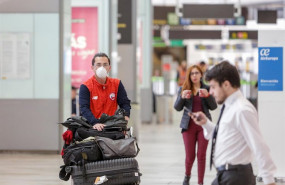 ep pasajeros y trabajadores en el aeropuerto adolfo suarez-madrid barajas