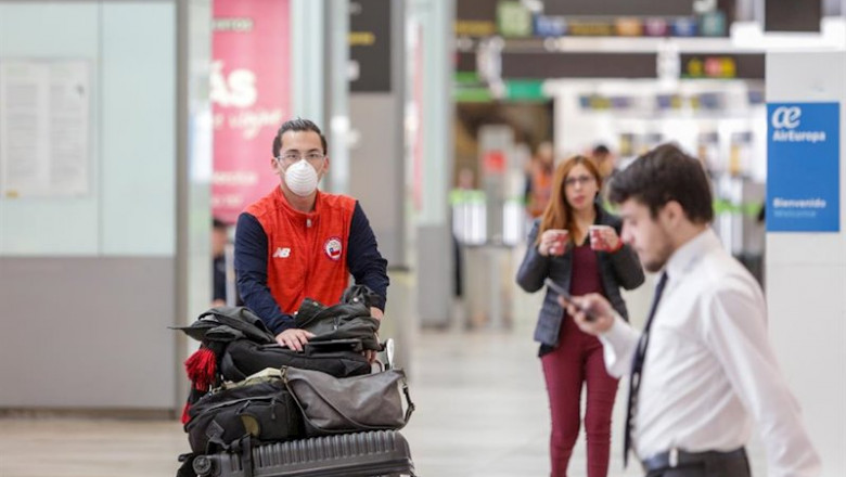 ep pasajeros y trabajadores en el aeropuerto adolfo suarez-madrid barajas