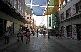 ep turistas y vecinos de la zona centro de madrid pasean por la calle preciados bajo la sombra