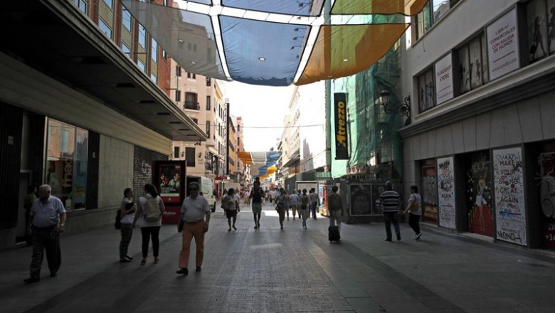 Turistas y vecinos de la zona Centro de Madrid pasean por la calle Preciados bajo la sombra gracias a los toldos instalados | Eduardo Parra - Europa Press - Archivo ep turistas y vecinos de la zona centro de madrid pasean por la calle preciados bajo la sombra