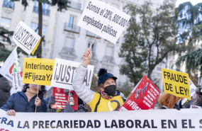 ep un grupo de personas con carteles durante una manifestacion de interinos frente al congreso