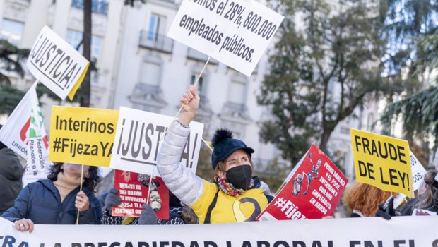ep un grupo de personas con carteles durante una manifestacion de interinos frente al congreso