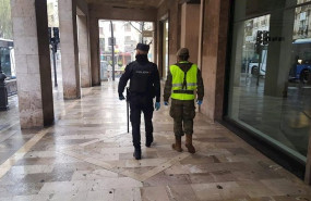 ep un policia nacional y un efectivo del ejercito patrullan por jaime iii en palma durante el estado