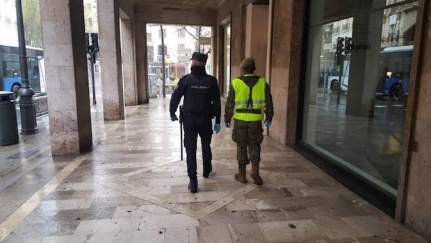 ep un policia nacional y un efectivo del ejercito patrullan por jaime iii en palma durante el estado