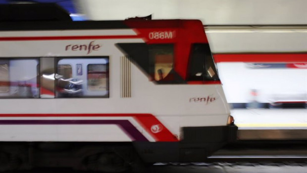 ep un tren llega a la estacion de renfe de nuevos ministerios