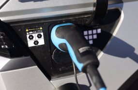 ep un vehiculo electrico mientras se carga en la inauguracion de la mayor electrolinera de carga