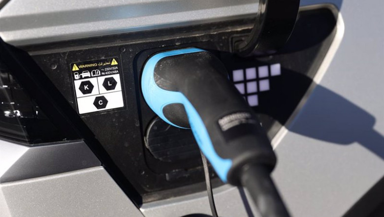 ep un vehiculo electrico mientras se carga en la inauguracion de la mayor electrolinera de carga