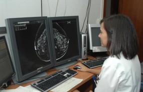 ep una especialista revisaresultadosuna mamografia ep una especialista revisaresultadosuna mamografia