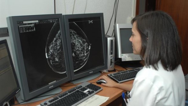 ep una especialista revisaresultadosuna mamografia