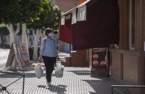 ep una mujer con bolsas de la compra