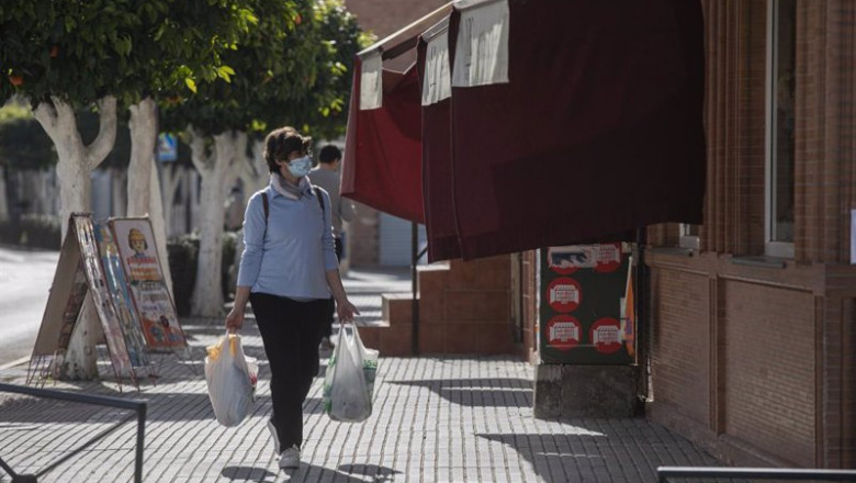 Una mujer con bolsas de la compra | María José López - Europa Press ep una mujer con bolsas de la compra