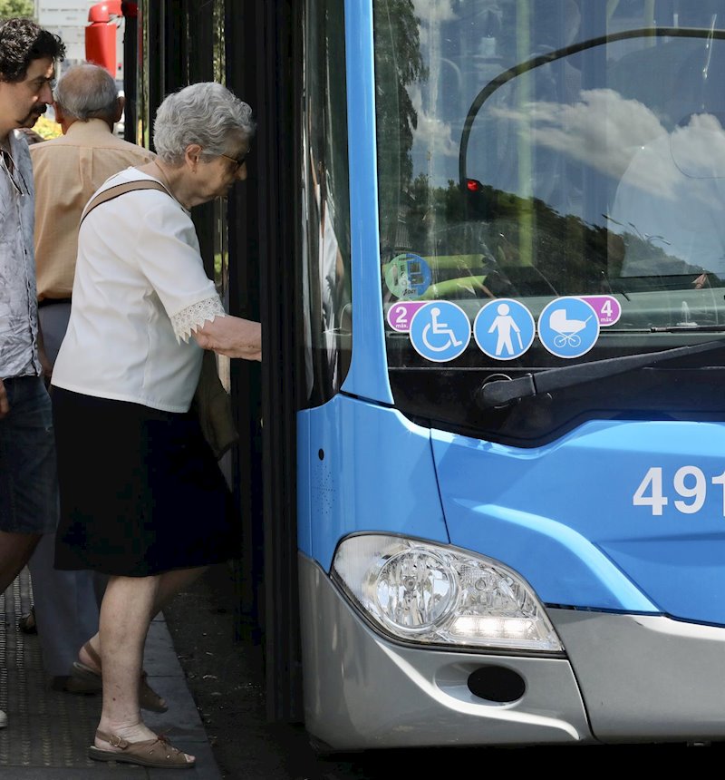 ep una mujer sube a un autobus de la emt