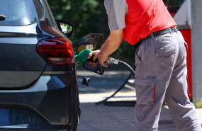 ep una persona reposta gasolina en un coche en una gasolinera a 1 de julio de 2026 en madrid espana ep una persona reposta gasolina en un coche en una gasolinera a 1 de julio de 2026 en madrid espana
