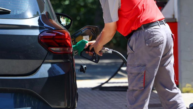 ep una persona reposta gasolina en un coche en una gasolinera a 1 de julio de 2026 en madrid espana