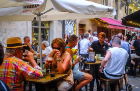 ep varias personas en una terraza de un bar en santander a 10 de agosto de 2025 en santander