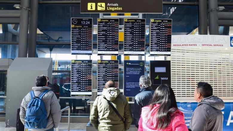 ep varias personas observan los paneles informativos que anuncian retrasos de llegadas en algunos ep varias personas observan los paneles informativos que anuncian retrasos de llegadas en algunos