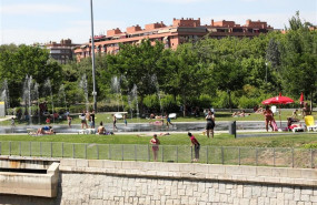 ep varias personas se refrescan de las altas temperaturas en las inmediaciones de los chorros de